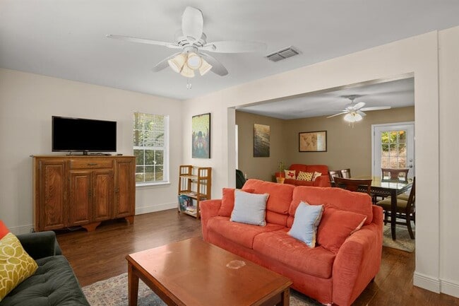 Building Photo - 1713 Deerfield Dr