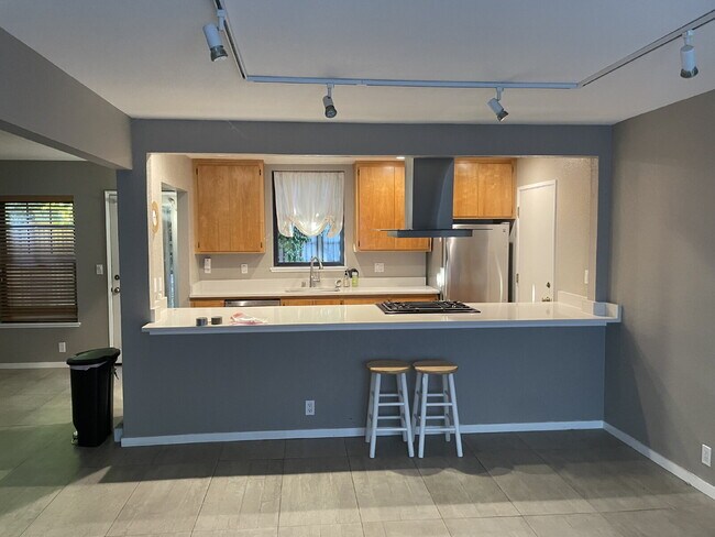 Foto del edificio - North Davis Living at its best!