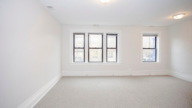 Building Photo - 1655 N Damen Ave