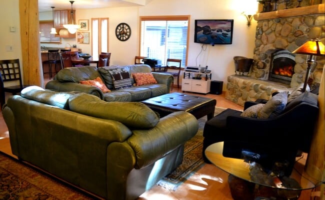 Building Photo - Sweet 2BD Cabin! Avail for a 3-6 month Win...