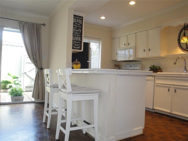 Building Photo - 6301 Del Monte Dr