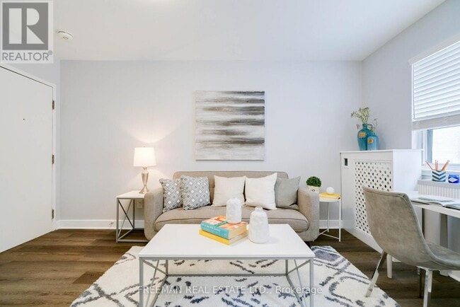 Photo du bâtiment - 214 Wellesley St E