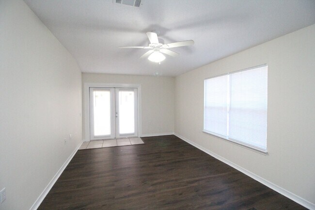 Foto del edificio - Northeast Pensacola 2BR, 2BA End-Unit Townhome Near Davis Hwy & UWF with Stainless Appliances, Fe...