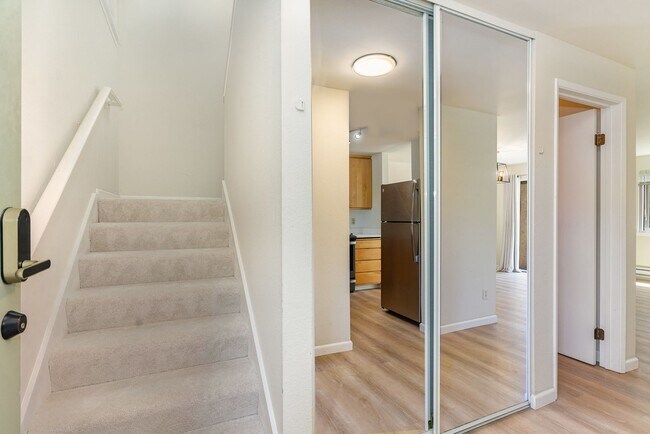 Foto del edificio - Modern 2-Bedroom Townhouse-Style Condo with Private Yard in Prime Kirkland Location