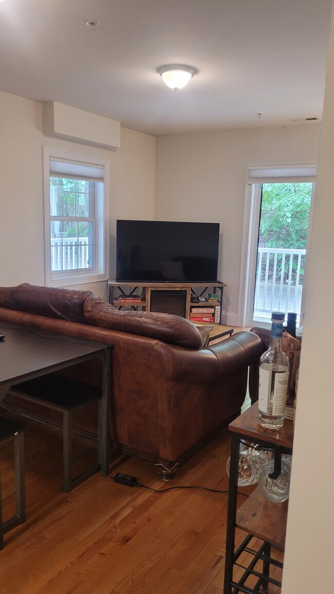 Building Photo - 244 Main St