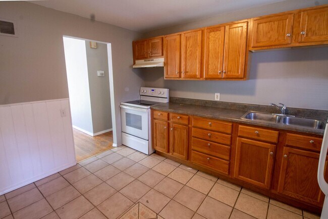 Building Photo - Welcome to this charming brick ranch that’...