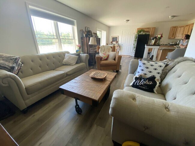 5 Oak Ln living - 518 Phillips Rd