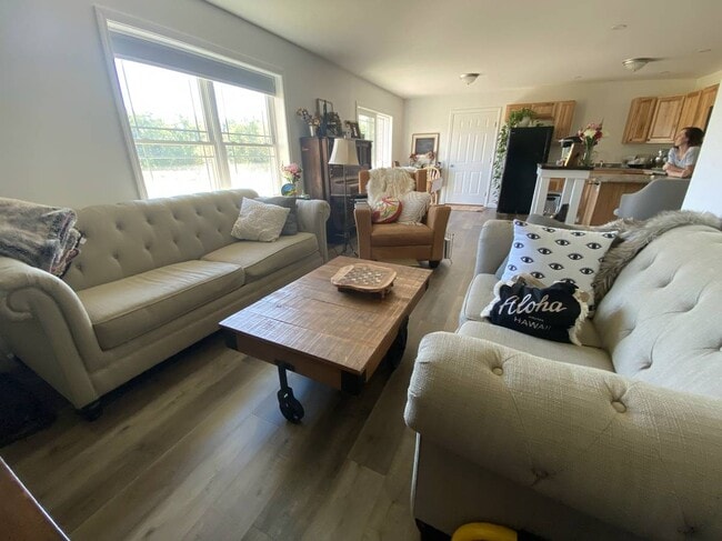 5 Oak Ln living - 518 Phillips Rd