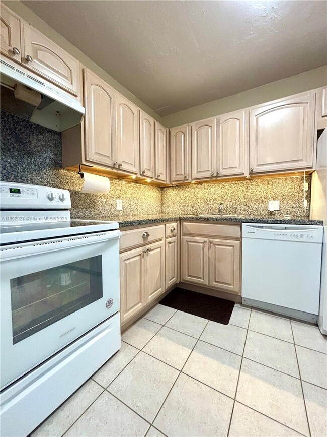 Building Photo - 20301 W Country Club Dr