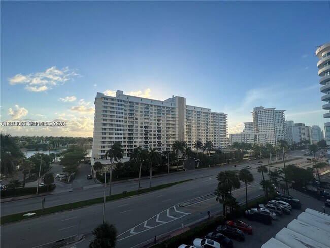 Foto del edificio - 5555 Collins Ave