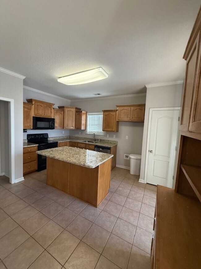 Foto del edificio - 3 bed 2 bath home with a large bonus room and an additional room that would be perfect for an off...