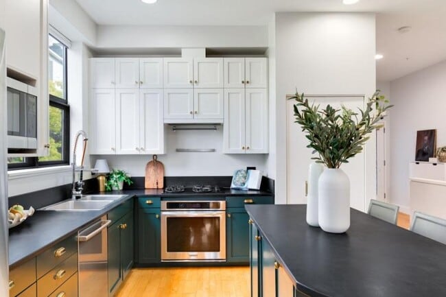 Building Photo - 2 bedroom in Seattle WA 98122