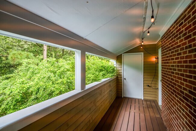 Foto del edificio - Recently renovated condo near Crabtree!