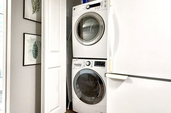 Photo du bâtiment - 11333-11389 89 St NW