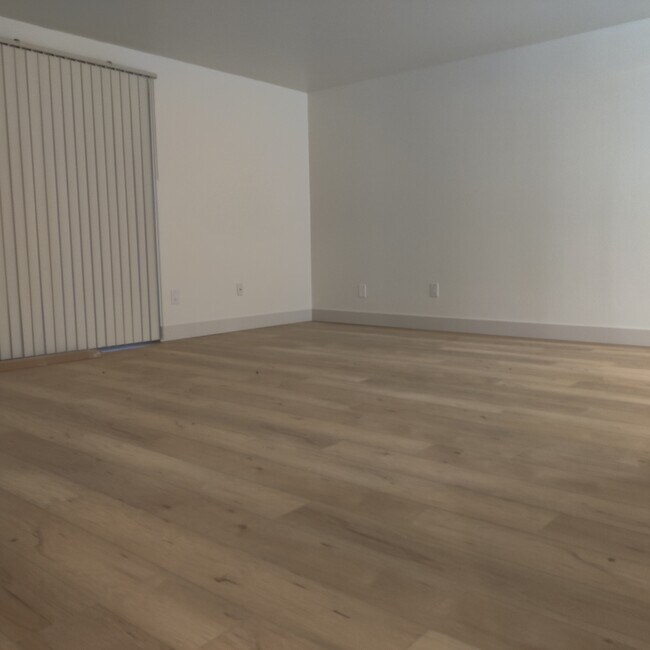 Livingroom - 11004 NE 68th St