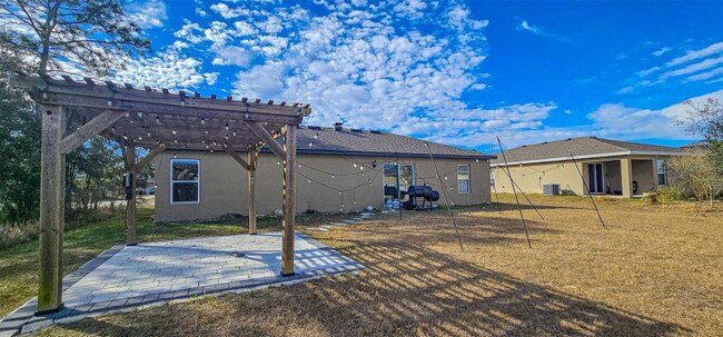 Foto del edificio - 271 Begonia Ln