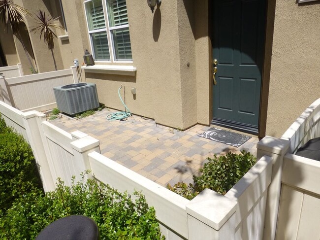Building Photo - 416 W Linden Dr