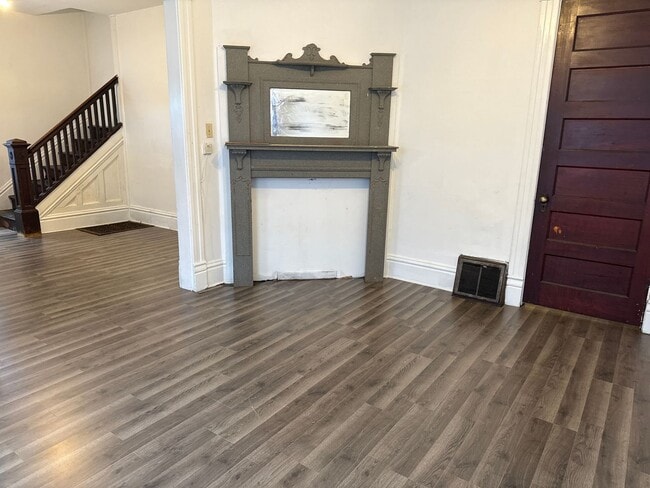 Building Photo - 404 W Washington St