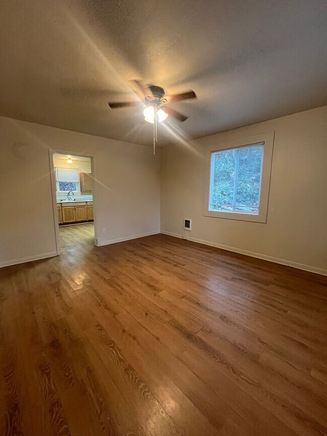 Foto del edificio - 2-Bedroom 1-Bathroom home in Cottage Grove!