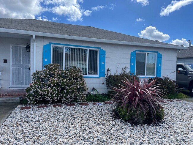 Foto del edificio - CUTE! Two Bedroom House Available in San Leandro!