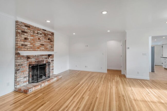 Building Photo - 123 Dunsmuir Way