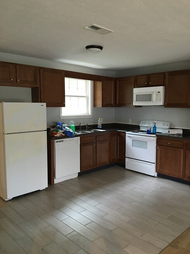 Building Photo - 3 bedroom, 1 bath home in Bordeaux, 15 min...