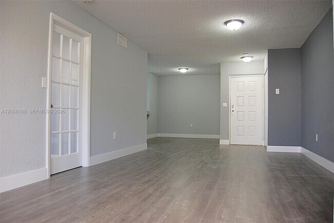 Foto del edificio - 2803 N Oakland Forest Dr