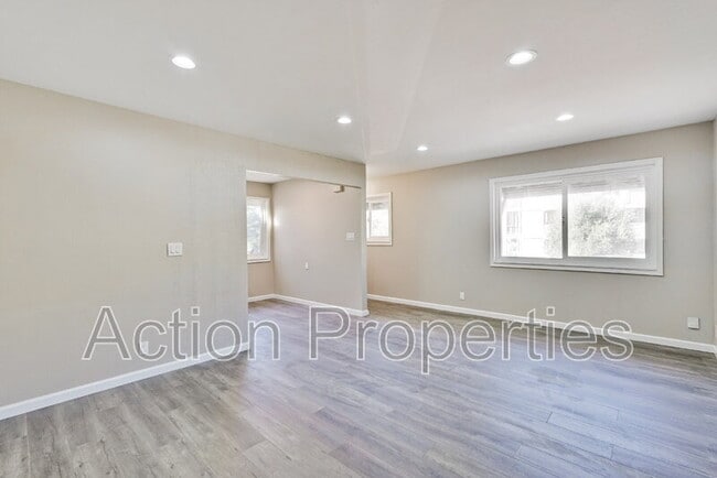 Building Photo - 685 Foxtail Dr