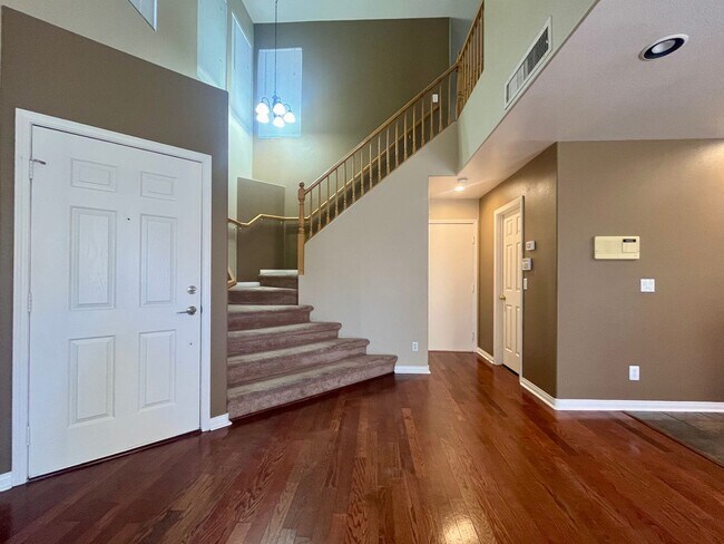 Building Photo - Gorgeous 2 story 3 bedroom 2.5 Bathroom Ge...