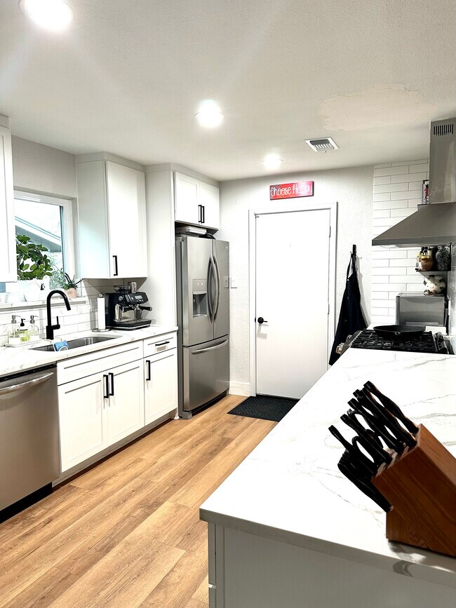 Foto del edificio - 7806 Woodcroft Dr