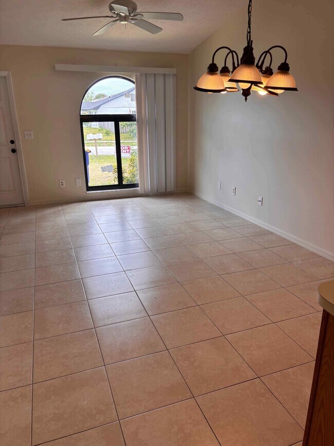 Building Photo - 5045 SE Primrose Way