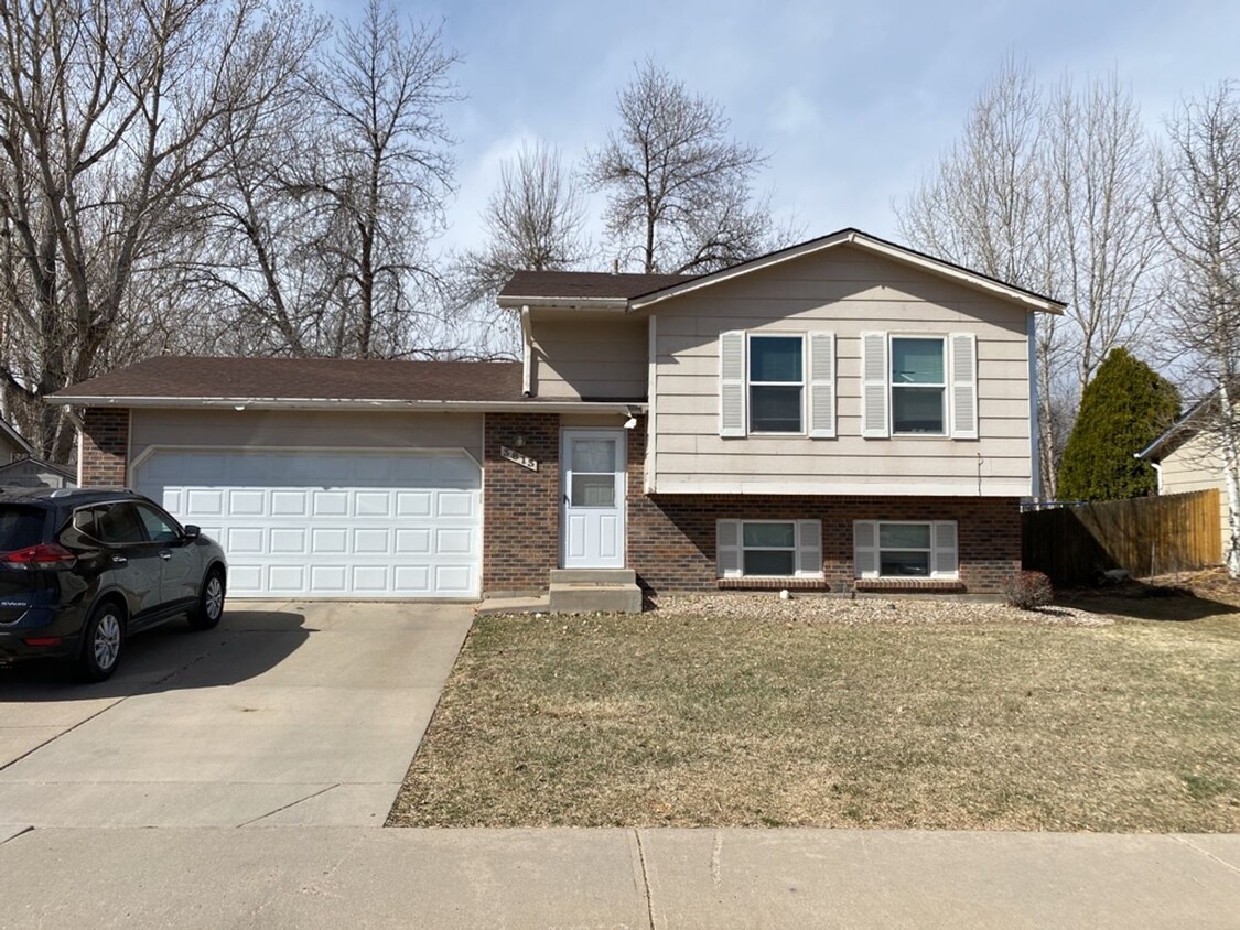 Primary Photo - 3 Bed 2 Bath Split level Home w/ Fenced Ya...