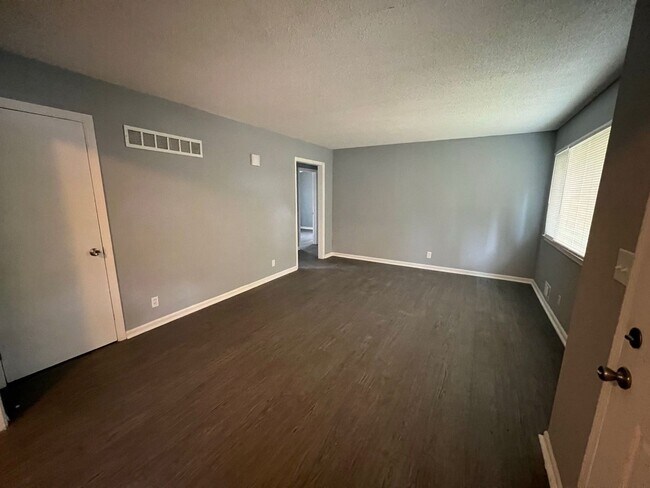 Foto del edificio - Move in Ready 3 bedrooms and 1.5 bathrooms!