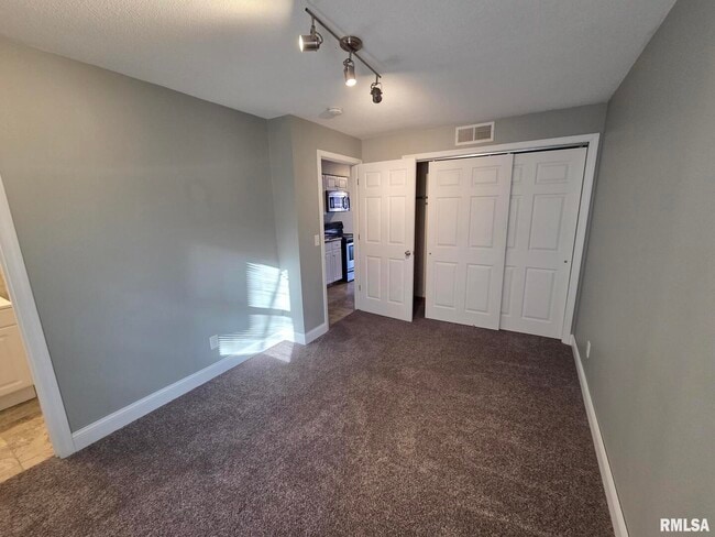 Building Photo - 1102 Mound St