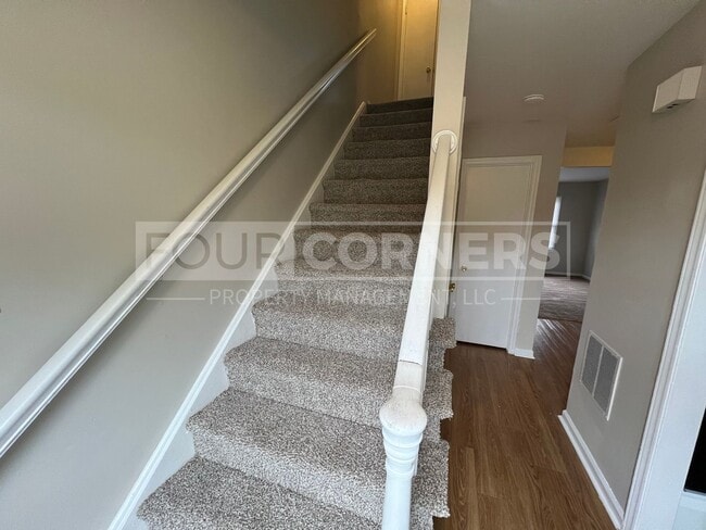 Building Photo - Spacious 2 Bedroom 1.5 Bath Townhome