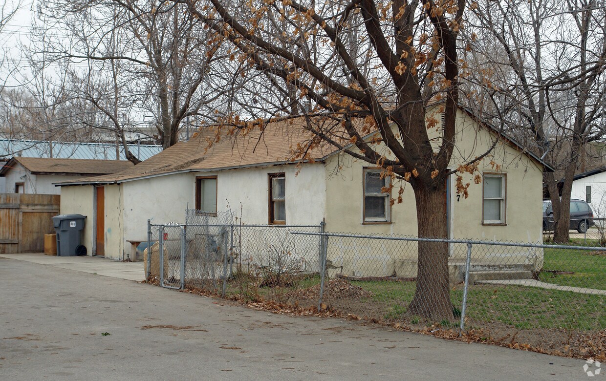 Building Photo - 157 1st St N