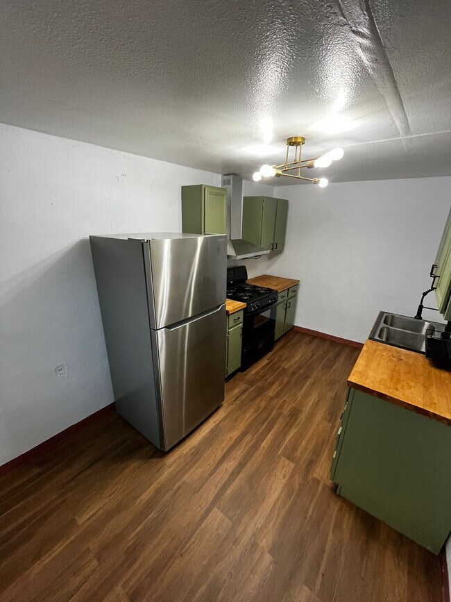 Kitchen - 3220 E Yandell Dr