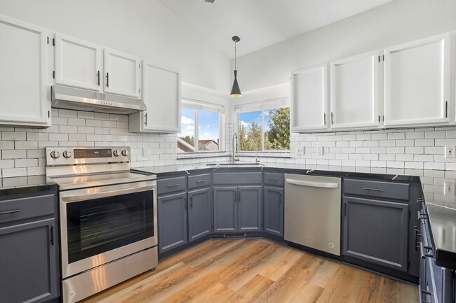 Building Photo - Modern 5 Bedroom Home with 3Car Garage in Sandy Neighborhood