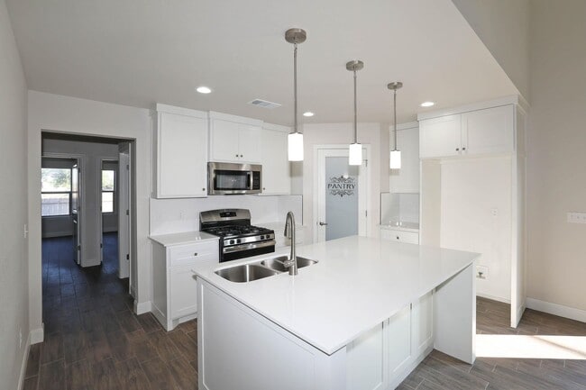 Foto del edificio - 7629 Woodford Ave