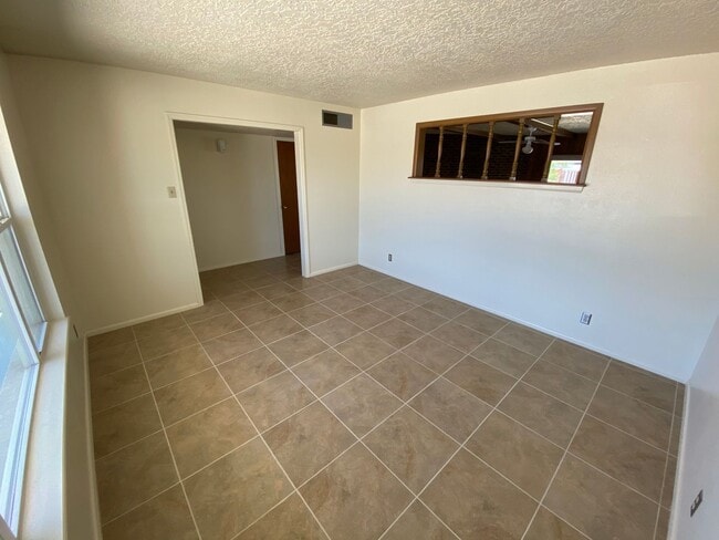 Building Photo - Northeast El Paso 3bed/2bath w/LOTS of liv...