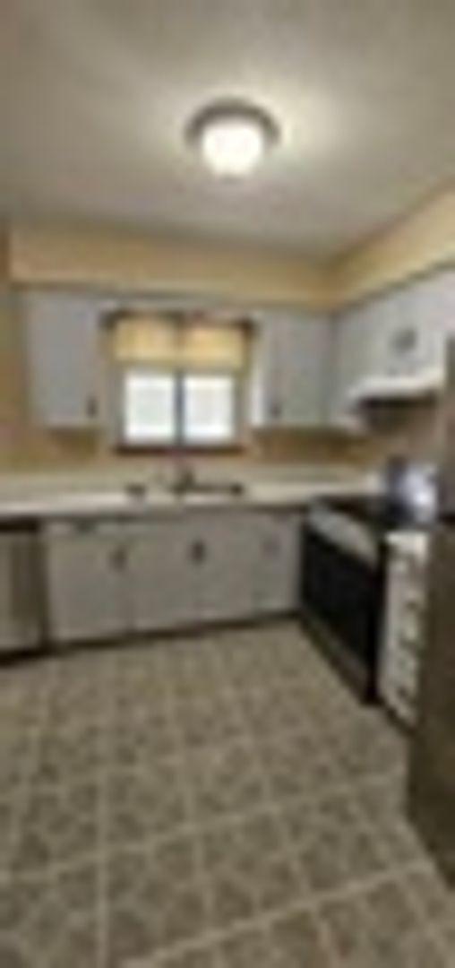 Building Photo - Fantastic location! 3 blocks west of Lions...