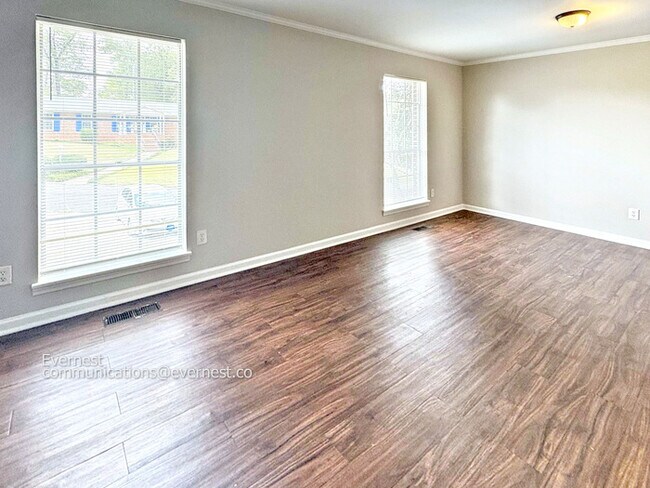 Foto del edificio - 976 Ridgewood Cir