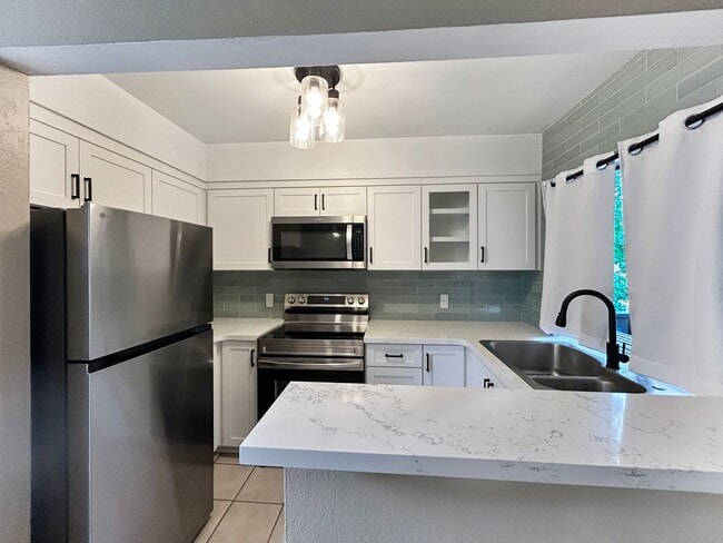Building Photo - Beautiful 1BD/1BA W/ Reserved Parking in M...
