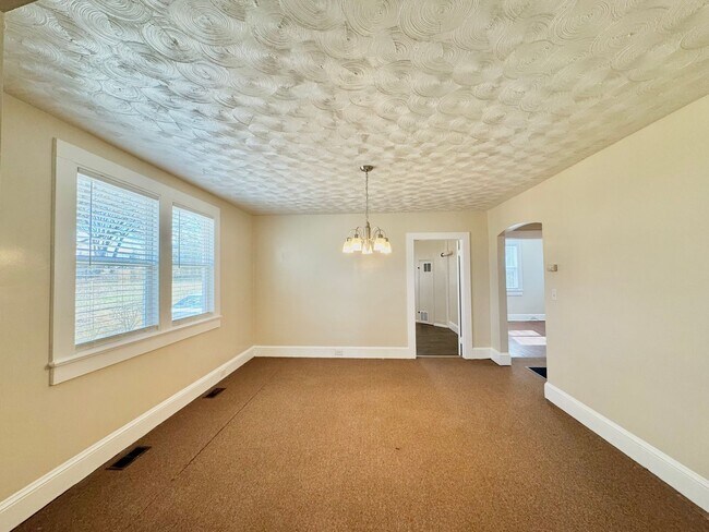 Foto del edificio - Adorable South Hill Charmer Waiting for YOU!