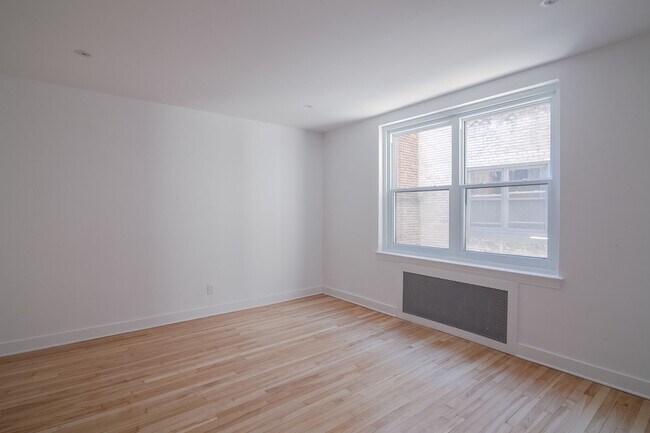 Building Photo - 2105 Rue Chomedey