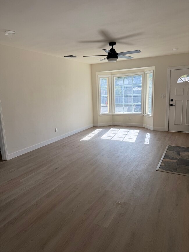 Sala de estar - 1704 N Rose St