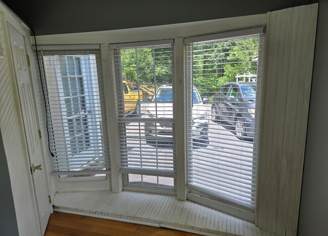 Building Photo - Efficiency Apartment Close to UNCA
