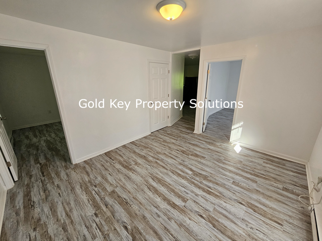 Building Photo - Completely Updated 2 Bedroom/1 Bath (Secti...