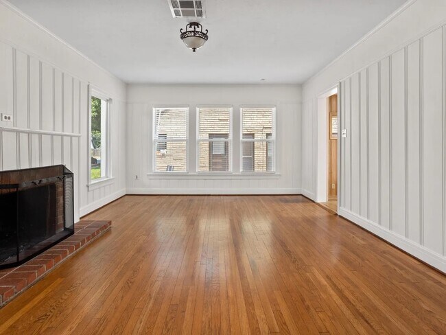 Living Room - 2917 Benbrook Blvd