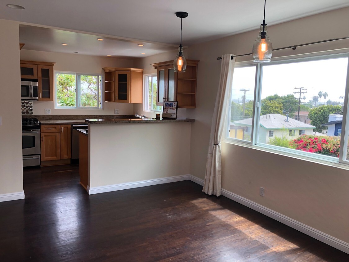 Gourmet kitchen & dining area - 720 Pier Ave